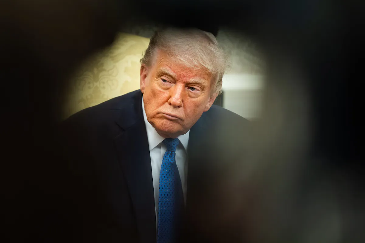 Як Трамп незважаючи на низькі рейтинги радикально змінює США: від тарифів і зовнішньої політики до демонтажу системи стримувань і противаг